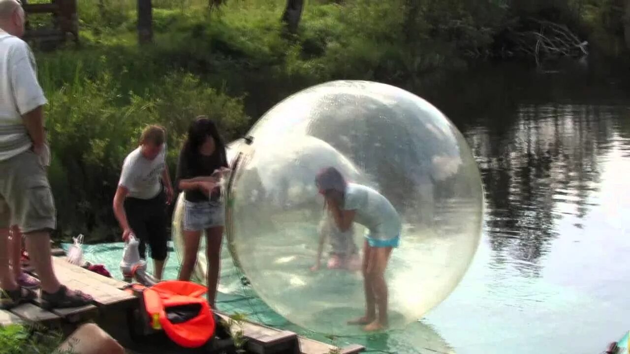 Огромный водяной шар. Надувной шар для воды. Огромный шарик с водой. Залезание в гигантский шар.