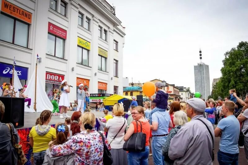 Городской праздник. С днем города. День города фото. День города Архангельск. День города семейные