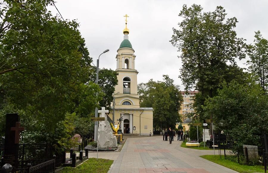 Ваганьковское кладбище храм воскресения. Храм Ваганьково кладбище. Церковь на Ваганьковском кладбище. Храм Воскресения Словущего на Ваганьковском кладбище. Ваганьковское кладбище в Москве храм.