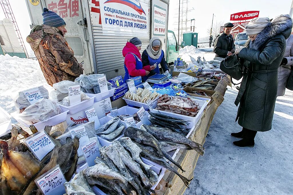 Купить рыбу во владивостоке. Рыбный рынок берёзка, Владивосток. Рыбный рынок Владивосток Владснаб. Рыбный рынок на Чуркина Владивосток. Рыбный рынок в Сибири.