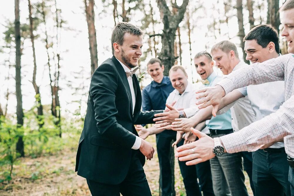 Жених когда вышел. Друзья жениха фото. Фотоотчет свадьба гости. Выход жениха на свадьбе. Выход жениха на выездной регистрации.