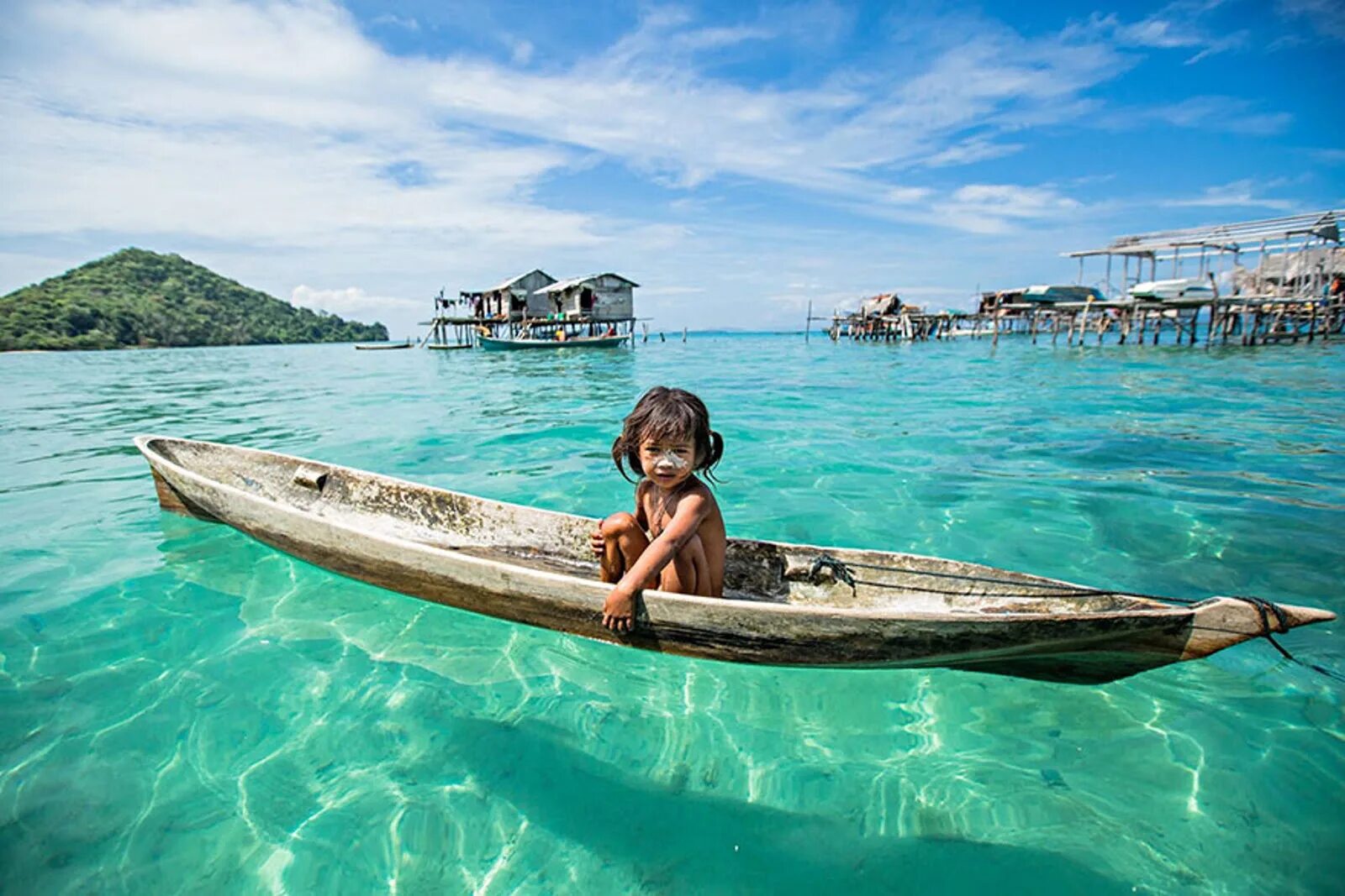 Остров человек в океане. Народ Баджо (баджао).. Баджао морские цыгане. Племя Баджо морские цыгане. Морские цыгане острова Борнео.