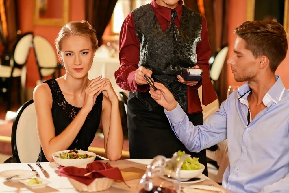 Довольный клиент в кофейне. Должен ли парень платить за девушку. Мужики должны платить. Мужики должны платить. Мужчина предлагает разделить счет.