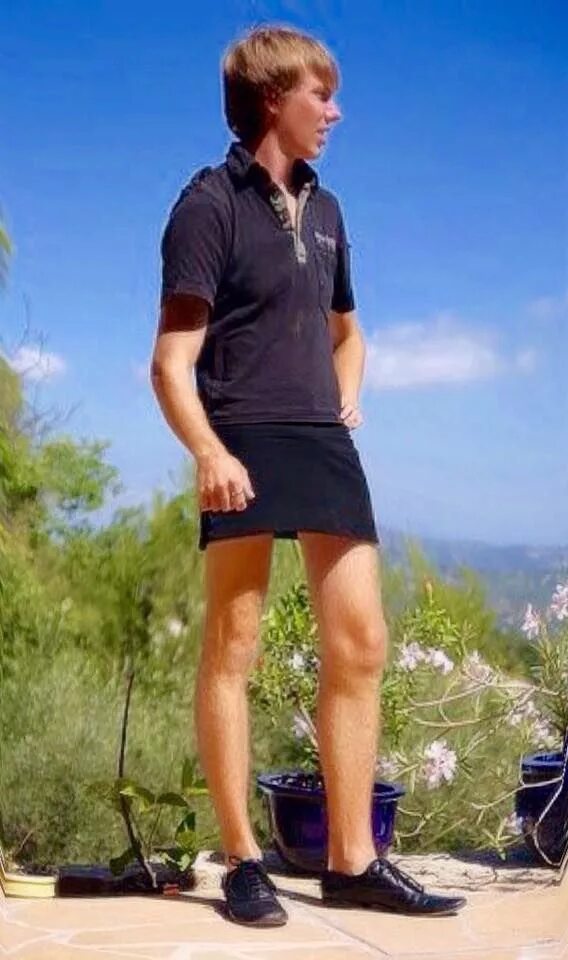 Парень в мини юбке. Мужчина в юбке. Парень в мини юбке. Мужские мини юбки. Мужчина в юбке.