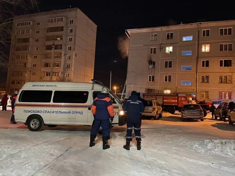 Пожар в Благовещенске. Новости Благовещенска. Новости Благовещенска сегодня. В Благовещенске в 5 утра возгорание в ТЦ острова. Спасательная операция в амурской области последние