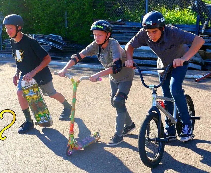 Skate bike. Велосипед самокат ролики. Дети на самокатах и велосипедах. Велосипед самокат ролики скейтборд. Велосипедисты и самокатчики.