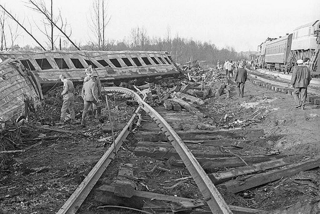 4 июня 23 года. Новосибирск-Адлер катастрофа 1989. Аша Улу-Теляк катастрофа. Аша Улу Теляк Железнодорожная катастрофа. Катастрофа Аша Улу-Теляк 1989.