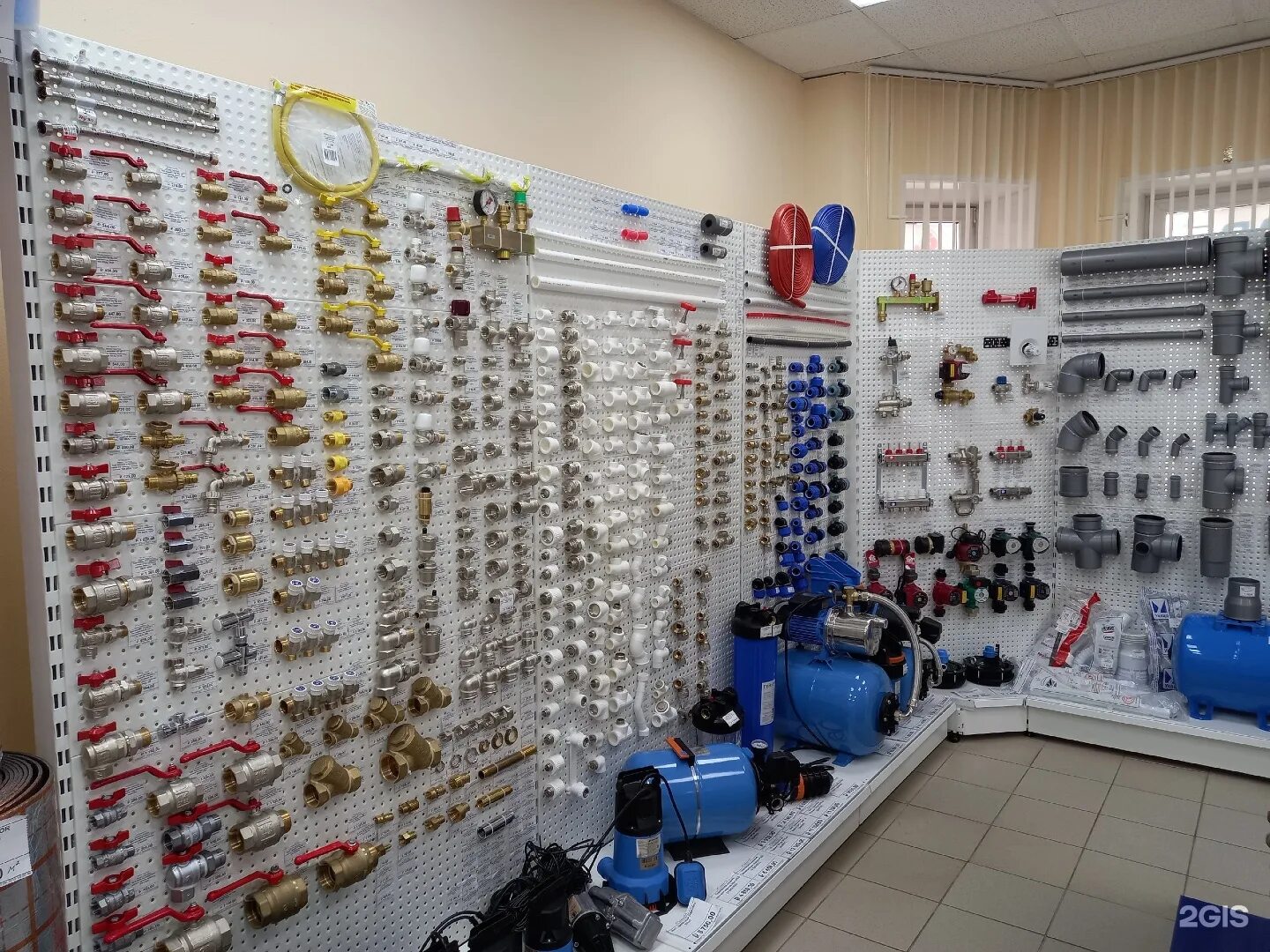 витрина фитинги. магазин инженерной сантехники. стенд инженерной сантехники. сантехнический магазин. маленький магазин сантехники.