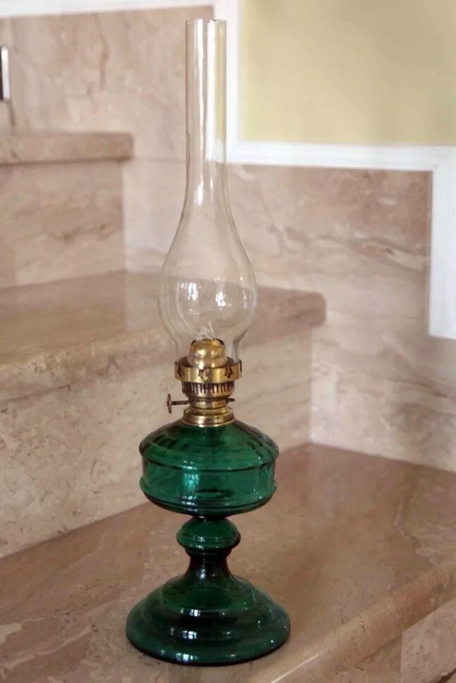 Как называется керосиновая лампа. Керосиновая лампа 1900 года. Окопная керосиновая лампа. Фонарь керосинка. Фонарь летучая мышь старинный.