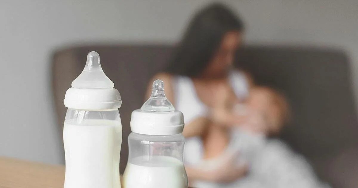 Грудное молоко. Женское молоко. Грудное молоко женщины. Бутылочка с молоком.