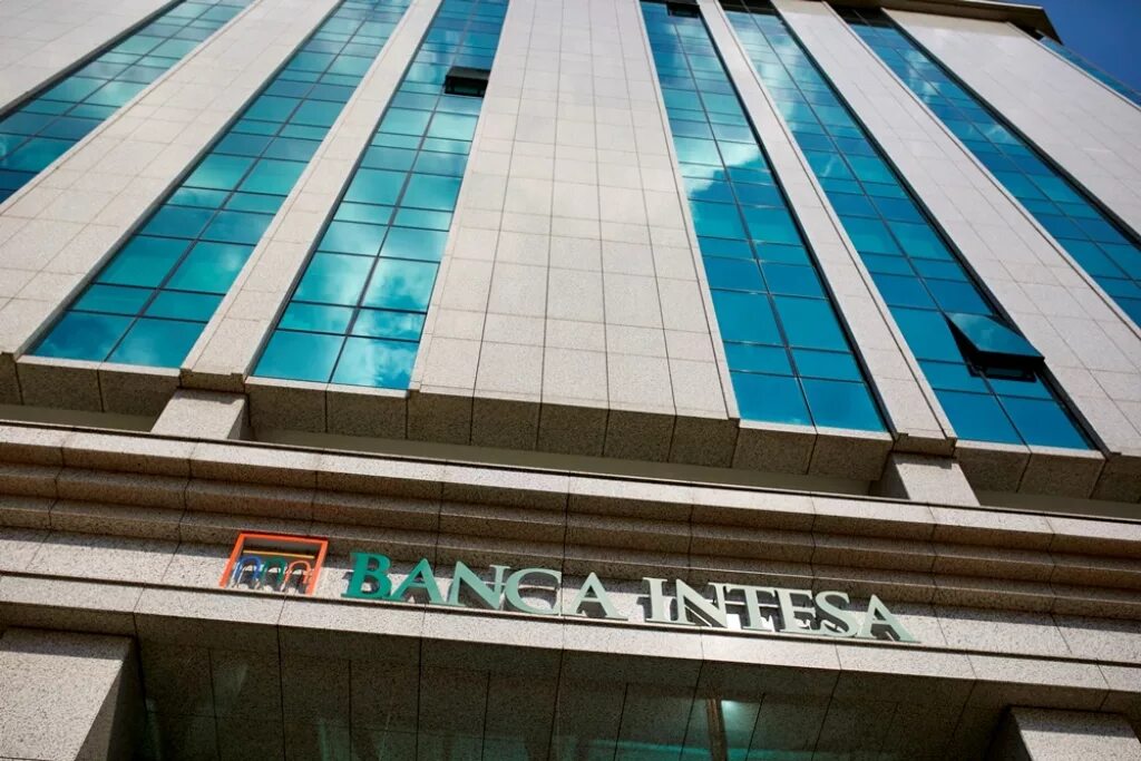 Intesa Bank Italy. Банк Интеза лого. Banca Intesa Sanpaolo приложение. Интеза банк головной банк Москва фото.