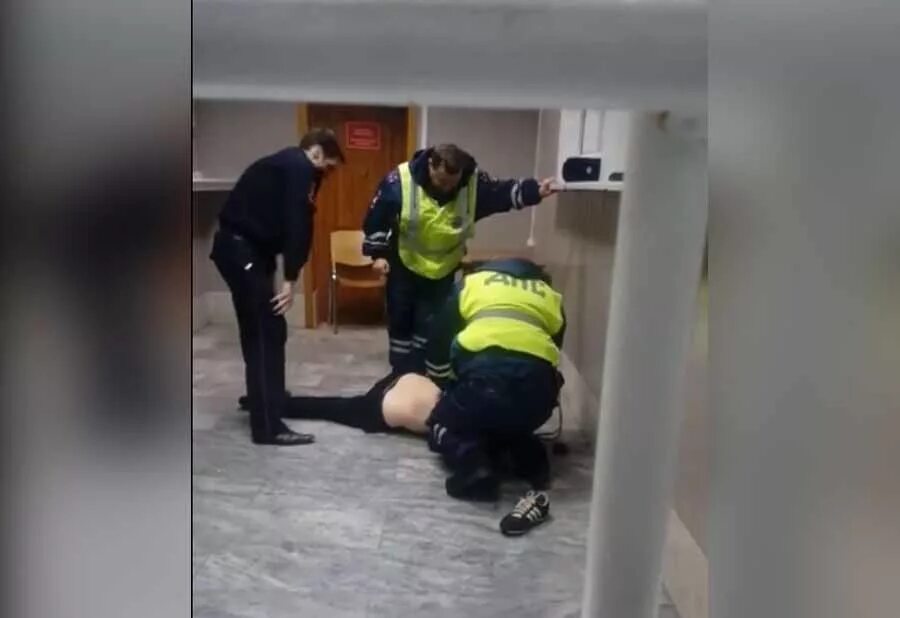 Избиение сотрудника при исполнении. Кровавое нападение в столичном ресторане на полицейских. Избиение сотрудника при исполнении. Избиение сотрудника при исполнении. Таджик напал на полицейского в метро.