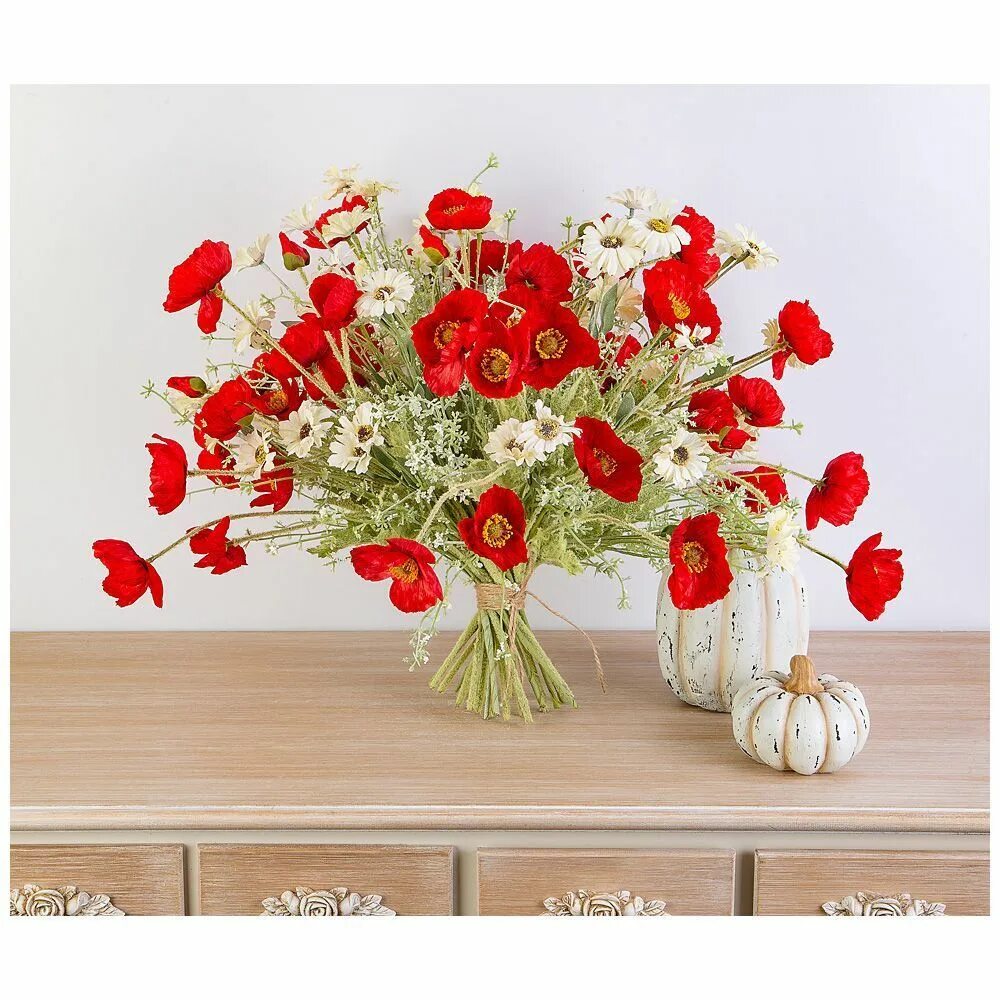 Цветы в интернете. Цветочный магазин. Красивый букет доставка. Корзина тюльпанов в руках. Цветы по интернету недорого.