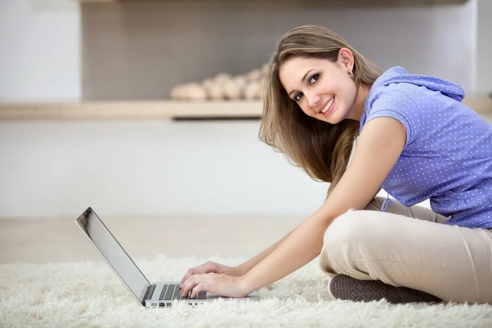 Интернете дому вложений. Девушка с ноутбуком. Женщина за ноутом. Девушка сидит с ноутбуком. Ноутбук.