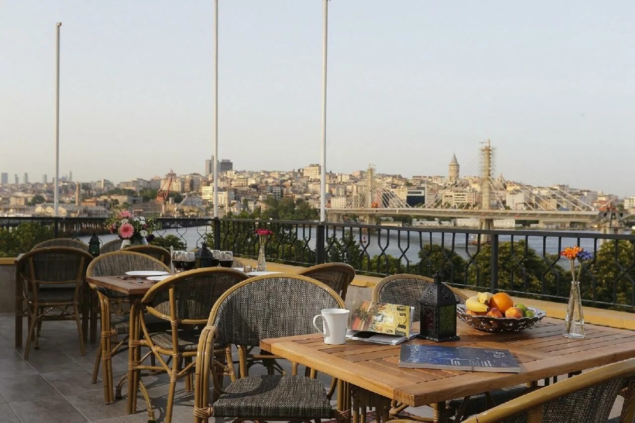 Террасы стамбула. Hotel Garden Terrace Стамбул. Галата Стамбул апарт отель. Sultanahmet Restaurant Стамбул Фатих. Кристалльная терраса) Стамбул.