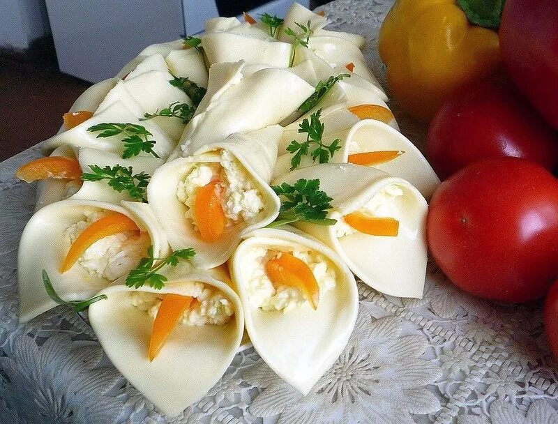 Блюда из плавленных сырков с грибами. Омлетный рулет закусочный. Трубочки из сыра с начинкой. Рулетики из плавленного сыра. Рулетики из сыра пластинками.