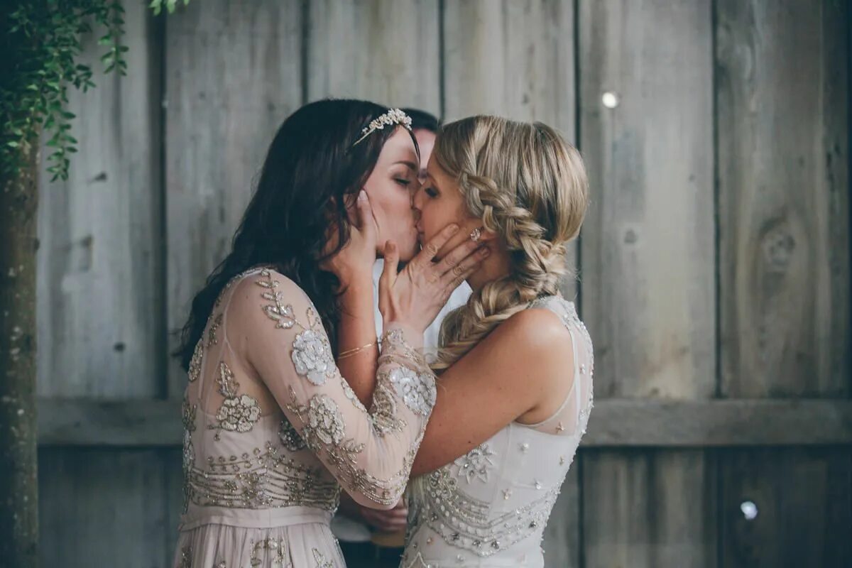 Свадьба двух девушек. Фотосессия двух девушек. Две девушки невесты. Две девушки поцелуй свадьба. Lesbian enjoy