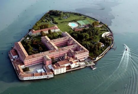 В очень красивом месте стоит коралловый дворец
