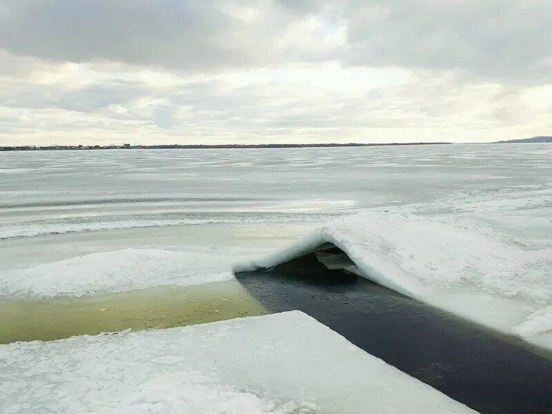 лед на волге ульяновск 2020. ледоход на волге. человек на льдине. снежная тропа. какой сейчас лед на волге.
