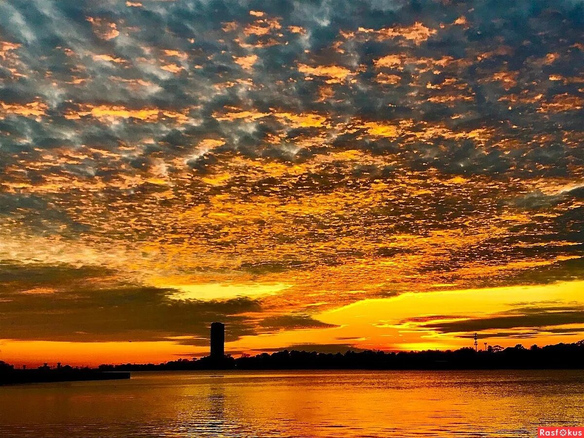 заход солнца минск. красивый восход. солнце близится к закату. наро фоминск закат. закат в городе.
