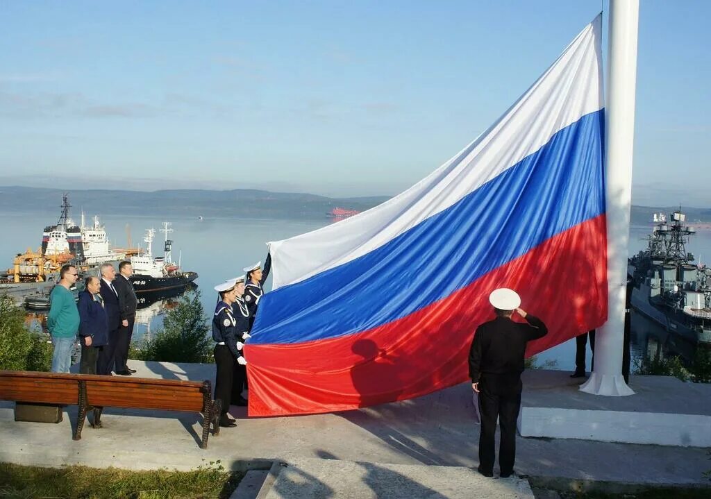 Поднятие знамя. Подъем государственного флага Российской Федерации. Корабль с российским флагом. Поднятие флага. Подъем флага.