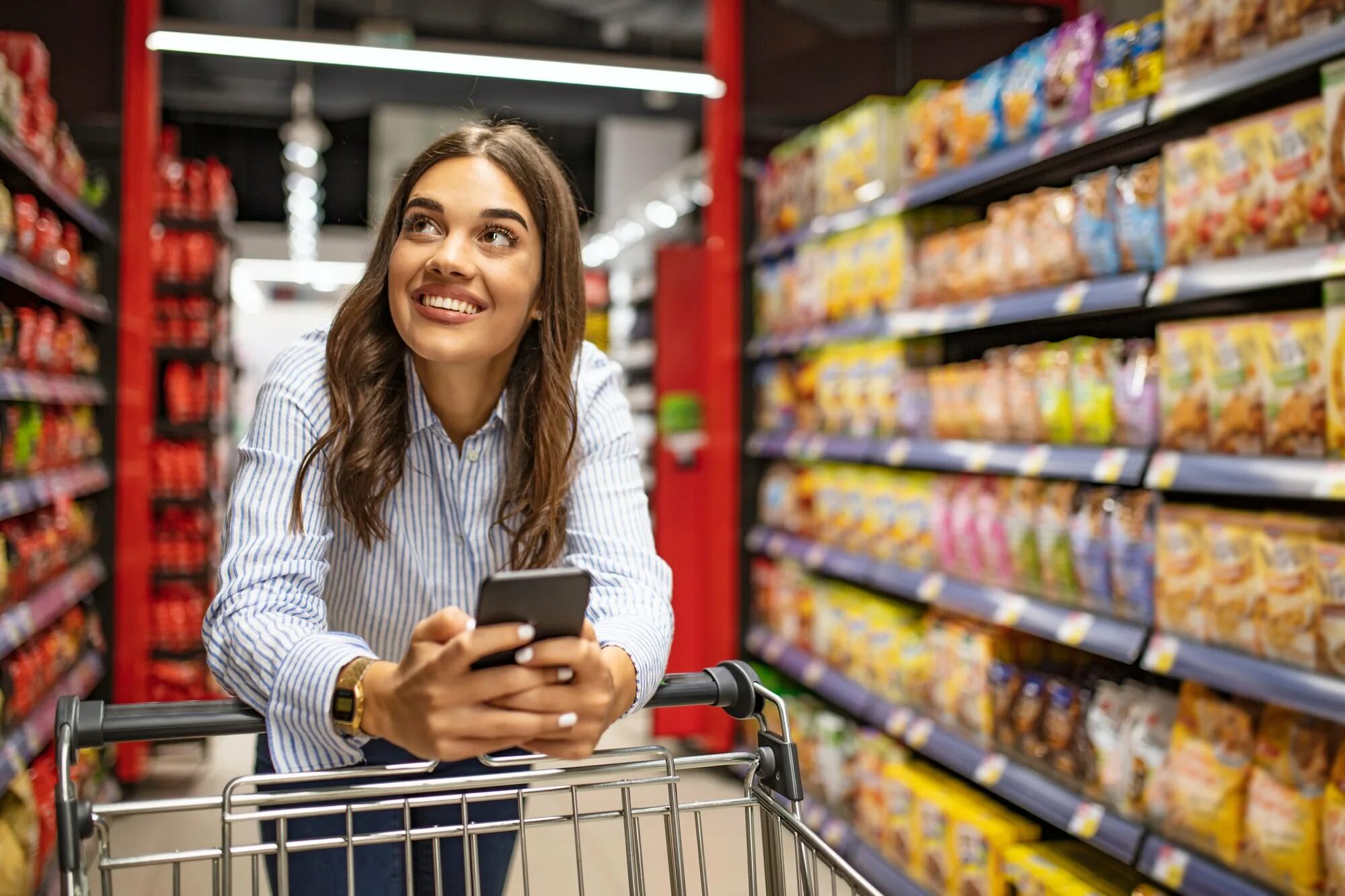 Women be shopping. Покупатель в магазине. Покупатель в супермаркете. Люди в супермаркете. Продукты в супермаркете.