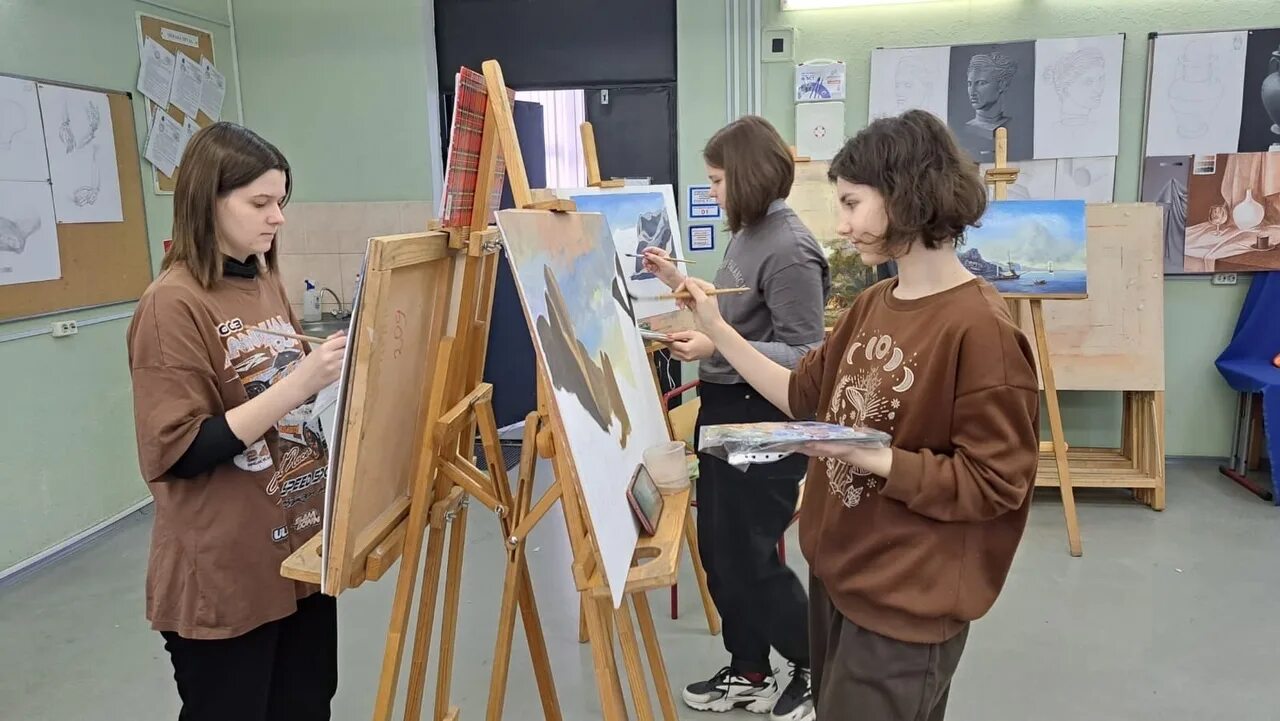 Мастерская художника по стеклу. Статья о художнице. Статьи о художниках. Левитановский пленэр 2021. Геннадий добров художник.