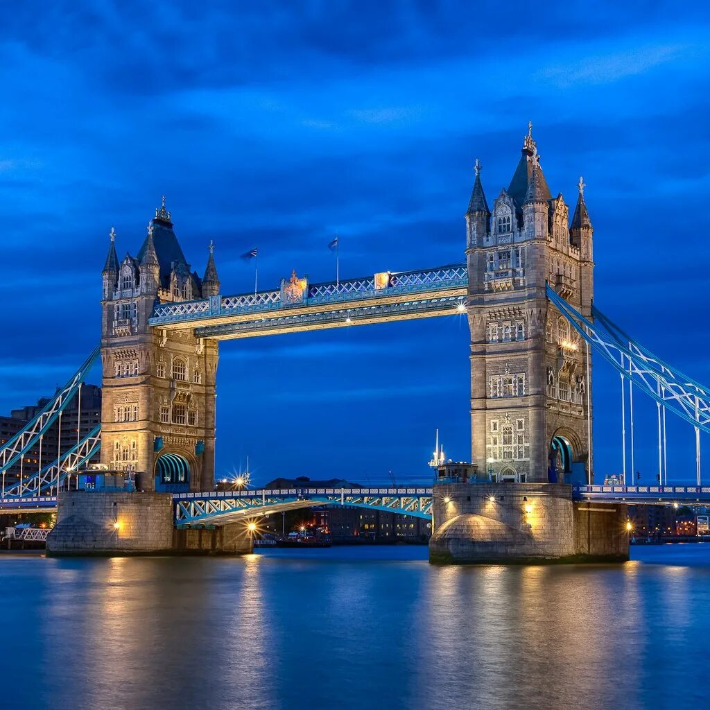 Мосты Темзы в Лондоне. Тауэрский мост Лондон Великобритания. Англия мост Тауэр ночной. Тауэрский мост на реке. Uk f