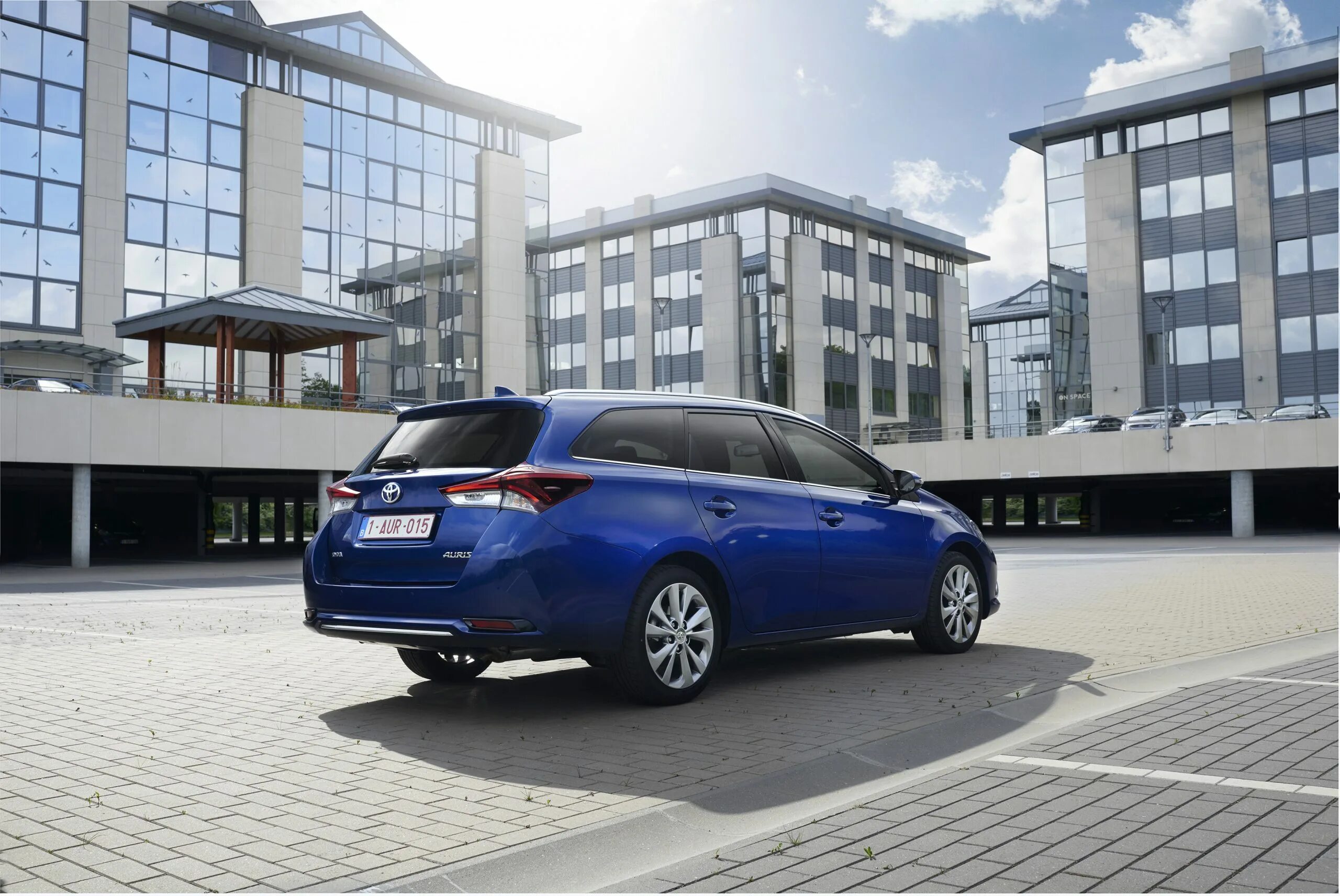 Toyota Auris 2015 универсал. Toyota Auris Touring 2016. Тойота аурис 2 универсал. Toyota Auris 2016 Europe. Гибрид универсал