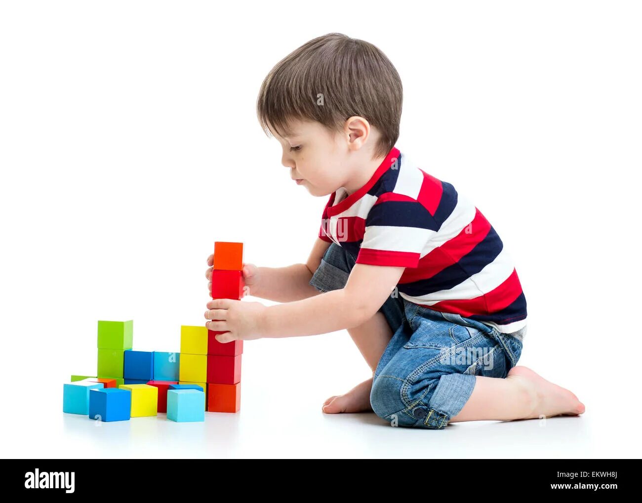 Мальчик играет на полу. Дети играют в кубики. Играющий мальчик. Мальчик играет в кубики. Игрушки на полу.