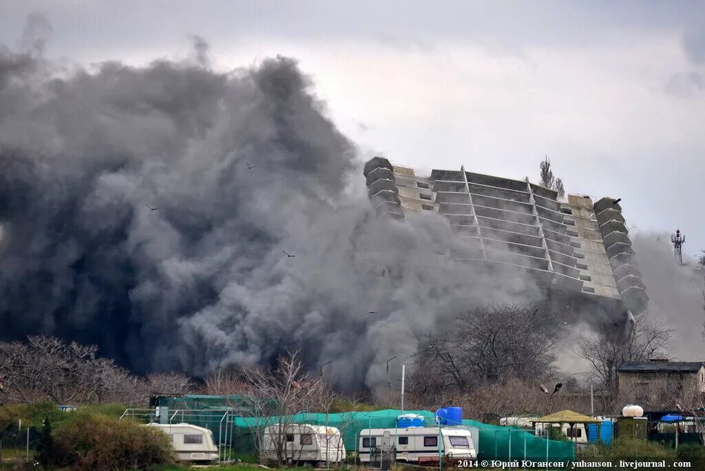 Севастополь новости сейчас взрывы что происходит. Севастополь взорванный дом. Севастополь бомбят. Севастополь бомбят сейчас. Взрыв в Севастополе только что.