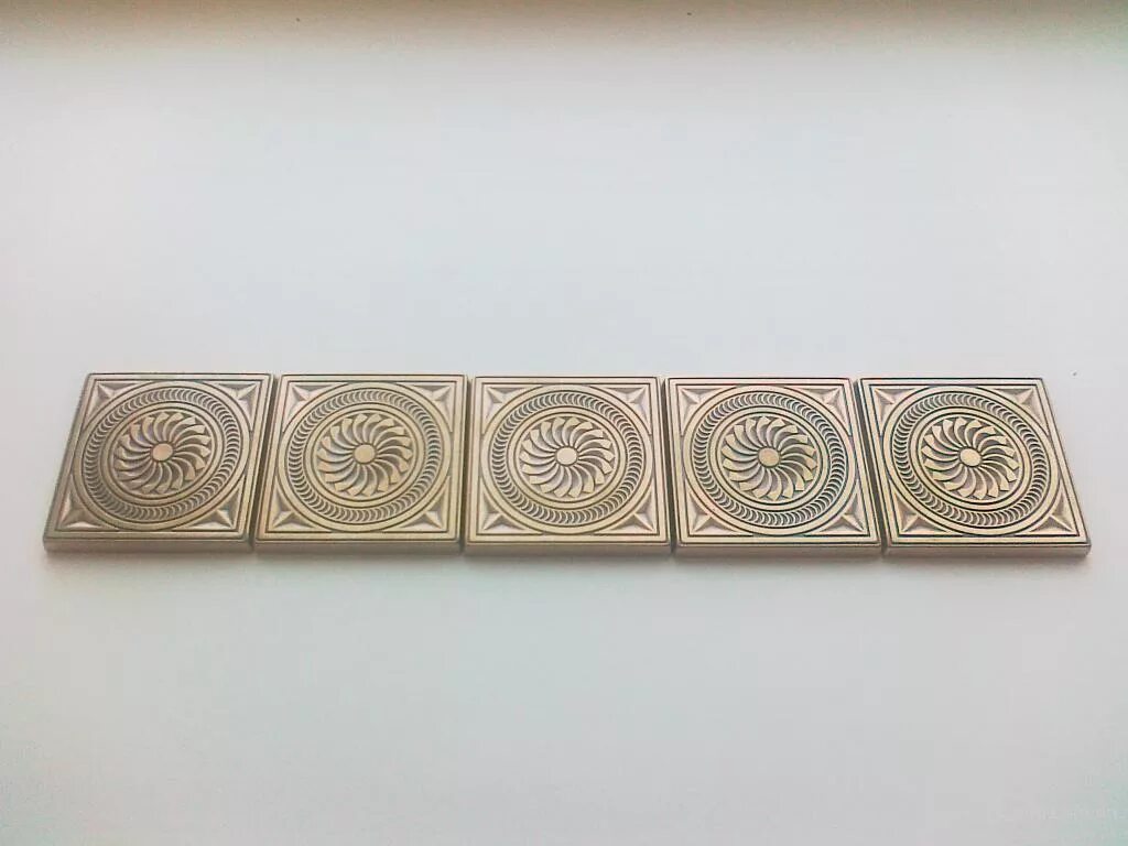 Латунная вставка для плитки. Плитка с металлическими вставками. Декоративная вставка латунь. Гайка латунная с накаткой m2,5-od8-. 5*7.