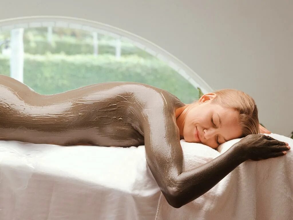 Спа процедуры лечебный. Обертывание. Грязевое обертывание спа. Лечебная грязь пелоидотерапия. Грязевое обертывание.