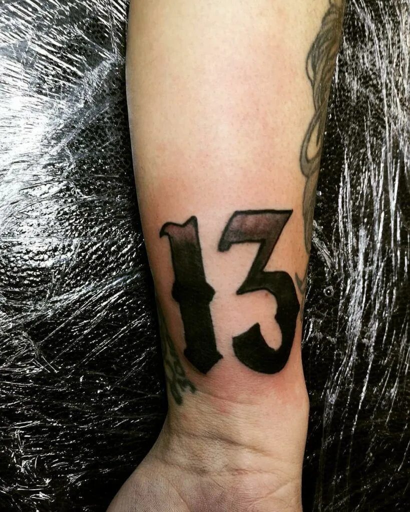 Тату 13 значение. Тату цифра 13. тату цифра 3. тату число 13. тату мужские 13 цифра.