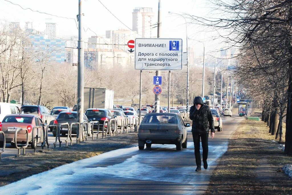 По тротуарам уже четверо суток черными машинными. Движение по тротуару. Движение транспортных средств по тротуарам. На машине по тротуару. Движение по тротуару штраф.