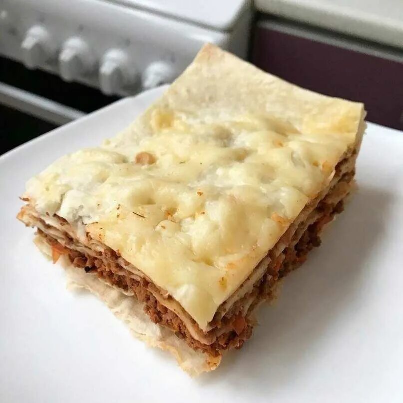 Лазанья из лаваша. Лазанья из лаваша. Рецепт лазаньи из лаваша с фаршем. Лазанья с фаршем в духовке. Рецепт лазаньи из лаваша с фаршем.