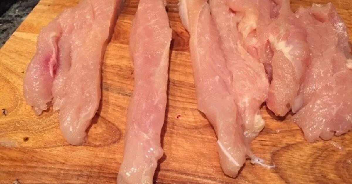 Куриное филе на шашлык. Шашлык филе курицы. разрезанное куриное филе. нарезать грудку для шашлыка. порезать курицу на шашлык.