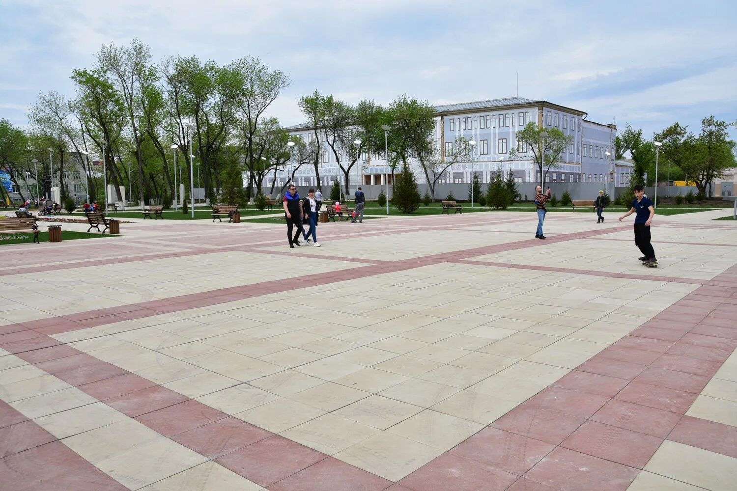 Летка 2025. Парк летка энгельс. энгельс ,аллея летка. парк летный городок энгельс. аллея в летном городке энгельс.