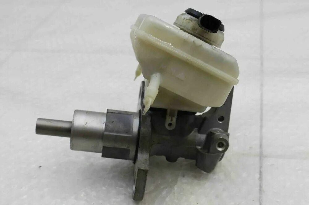 Бачок главный тормозной цилиндр audi 80. Audi a100 главный тормозной цилиндр. Тормозной цилиндр ауди 100. Гтц ауди. Гтц ауди 100 с4.