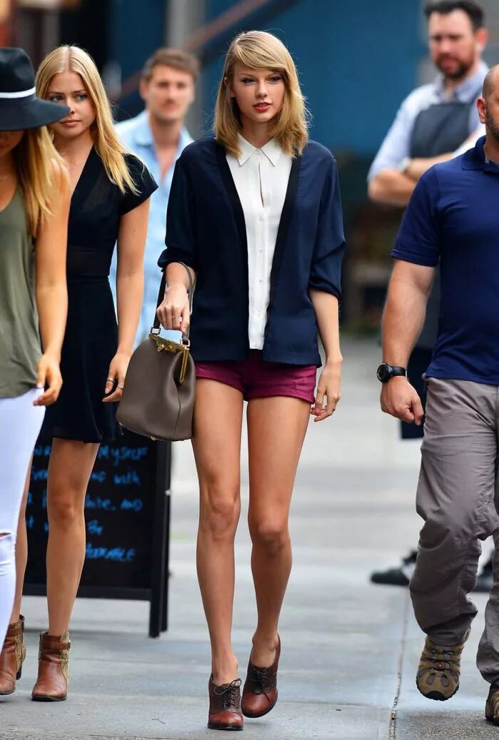 Taylor Swift в шортах. Тейлор Свифт в шортах. Тейлор Свифт рост. Тейлор Свифт в Нью Йорке. Шорты звезд