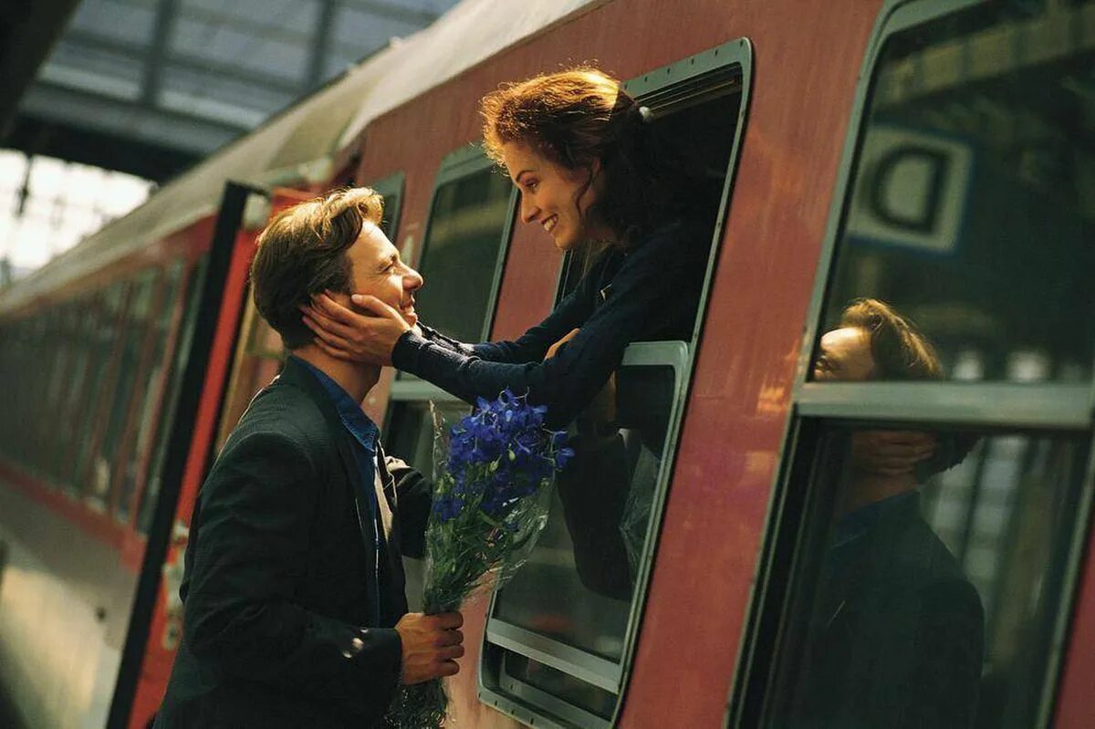 Прощание. Прощание на вокзале. Прощание у поезда. Парень и девушка на вокзале. Прощание на перроне.