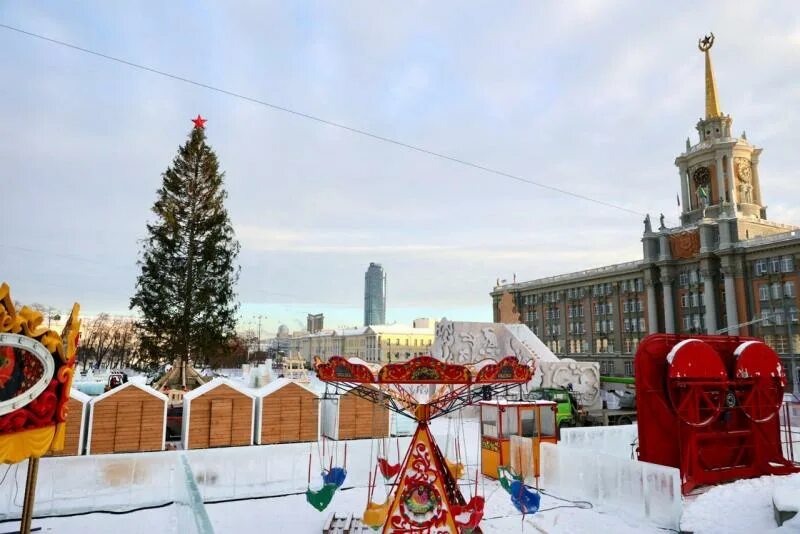 На главной площади Екатеринбурга установили новогоднюю ель Свердловская область 