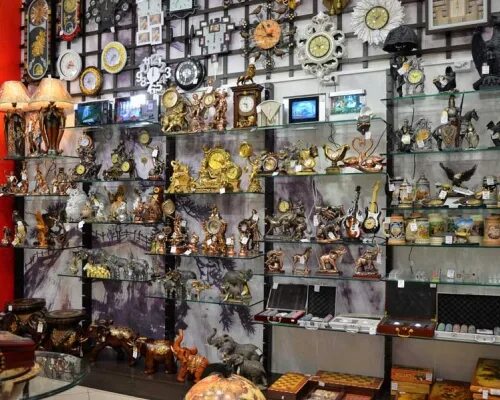 Магазин дары востока в омске. Сувениры ассортимент. Магазины мега подарки. Вывеска дары востока. Континент дары востока омск.