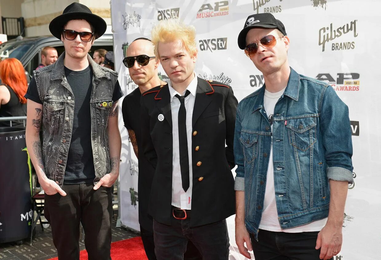 Sum 41 best. Sum 41 вокалист. дерик уибли. sum 41 дерик уибли. солист sum 41 сейчас.