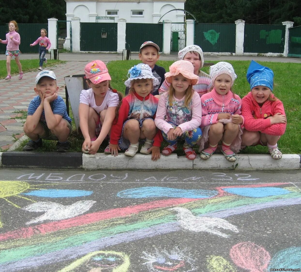 дети девочки на детс площадке. под юбкой детский. девочки в детском саду. девочки во дворе. девочки в платьях на детской площадке.