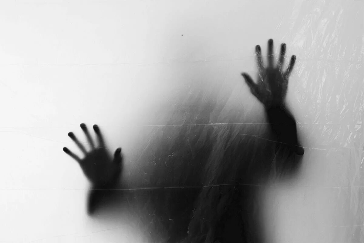 За стеклом 18. Человек за стеклом. силуэт за стеклом. призраки эстетика. тень призрак.