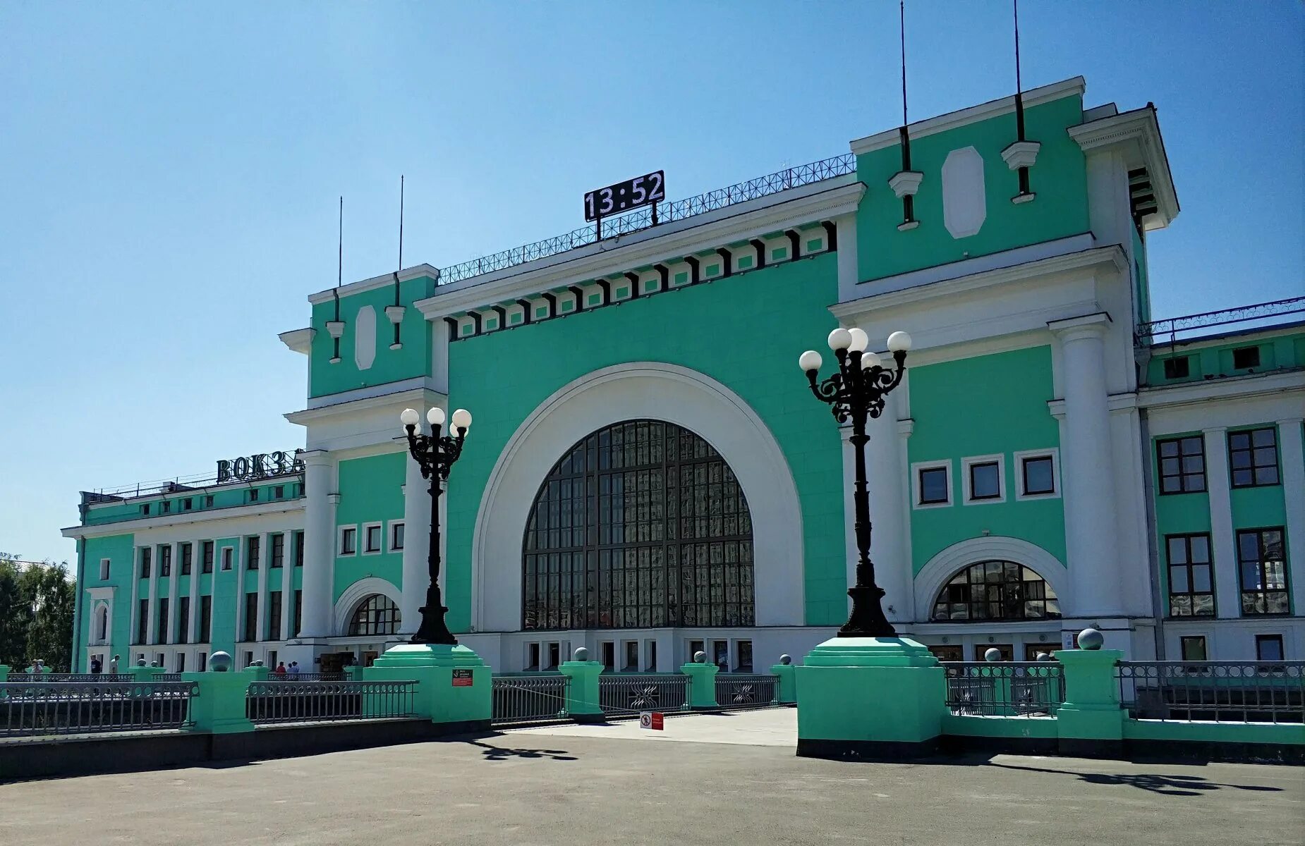 Вокзал железнодорожной станции Новосибирск-главный. Ж Д вокзал Новосибирск главный. Новосибирский главный вокзал главный Новосибирск. Здание ЖД вокзала Новосибирск. Вокзал новосибирск главный сайт