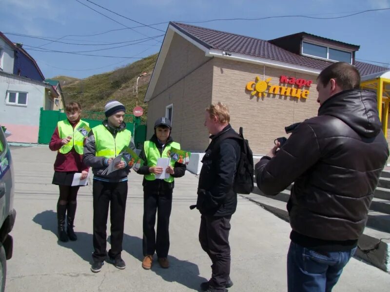Невельские новости. Освящение крестика в церкви. Невельские новости. Поклонный крест. Невельск население.
