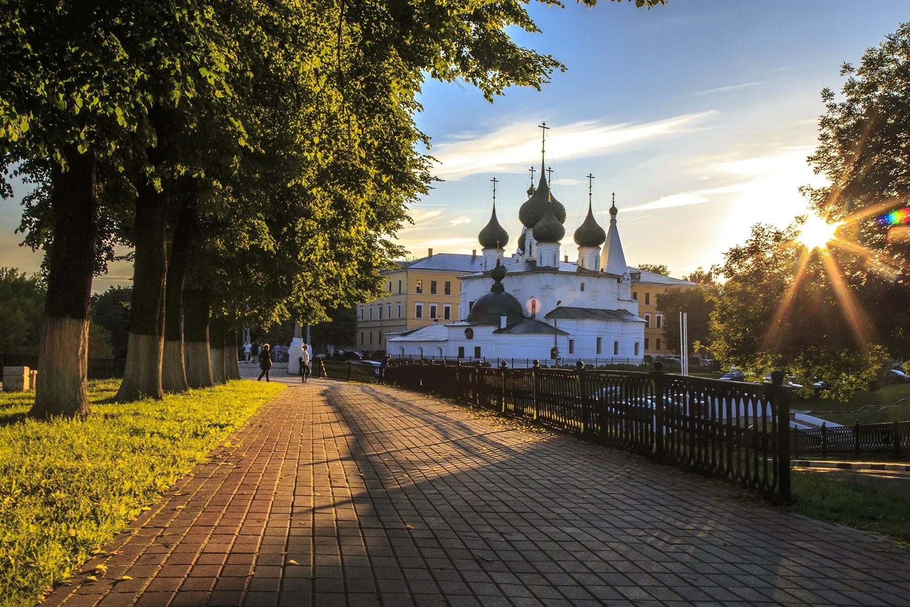 Сайт россия ярославль. Ярославль центр набережная. Исторический центр Ярославля. Экскурсия историческому центру Ярославля. Ярославль достопримеча.