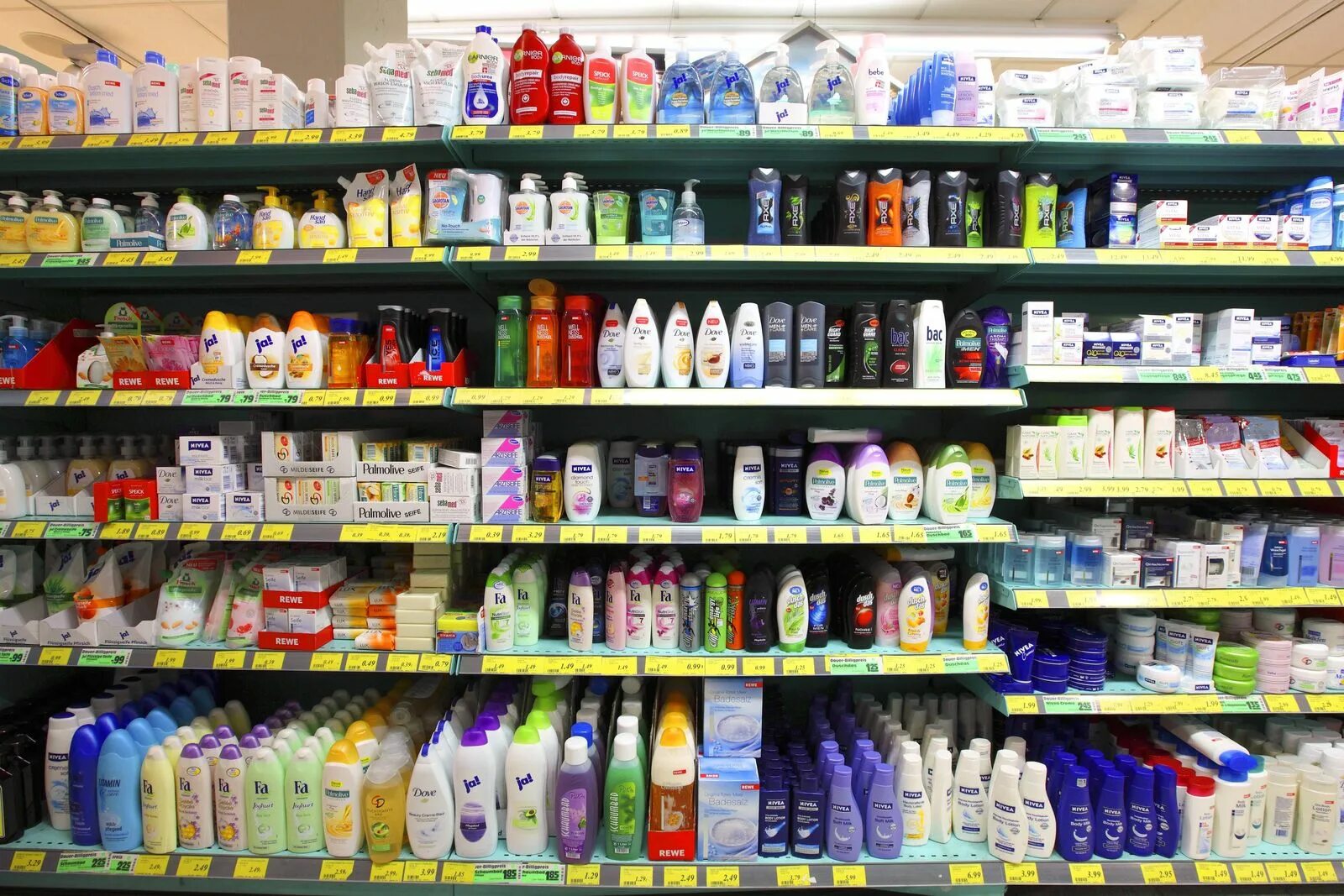 магазин личной гигиены. витрина с шампунями. ассортимент средств личной гигиены. средства гигиены перечень. средства женской гигиены.